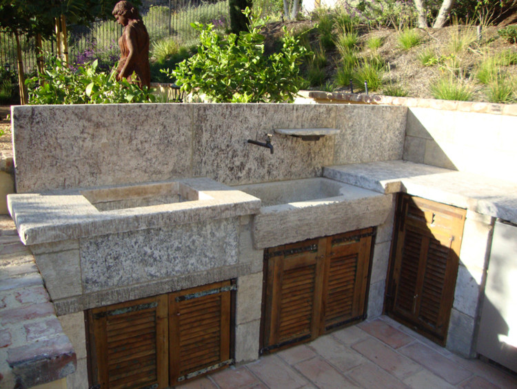 Geräumige Mediterrane Pergola hinter dem Haus mit Outdoor-Küche und Natursteinplatten in New York