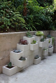 Carretillas de flores  Recycled garden, Garden containers, Patio garden  ideas on a budget