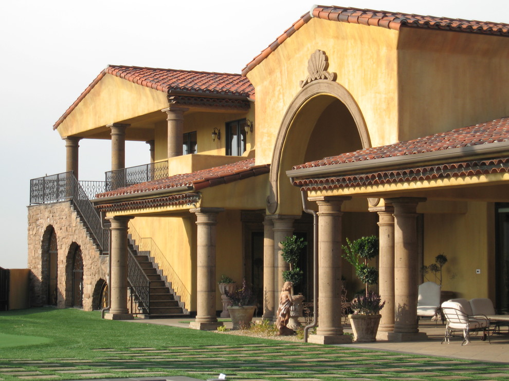 Geräumiger, Überdachter Mediterraner Patio hinter dem Haus mit Outdoor-Küche und Natursteinplatten in San Diego