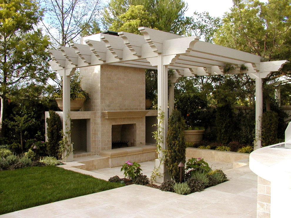 Aménagement d'une terrasse méditerranéenne avec un gazebo ou pavillon.