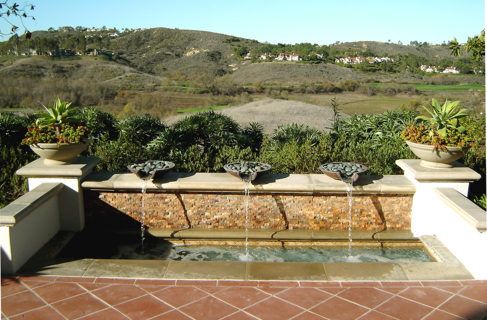 Inspiration for a mediterranean patio fountain remodel in Los Angeles