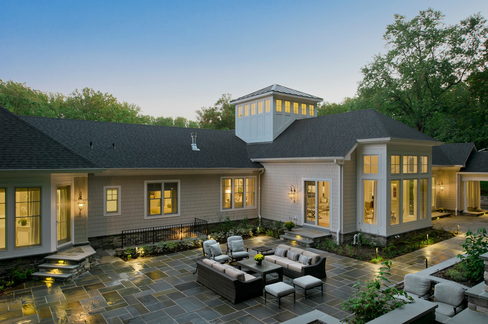 На фото: большой двор на заднем дворе в классическом стиле с покрытием из декоративного бетона без защиты от солнца