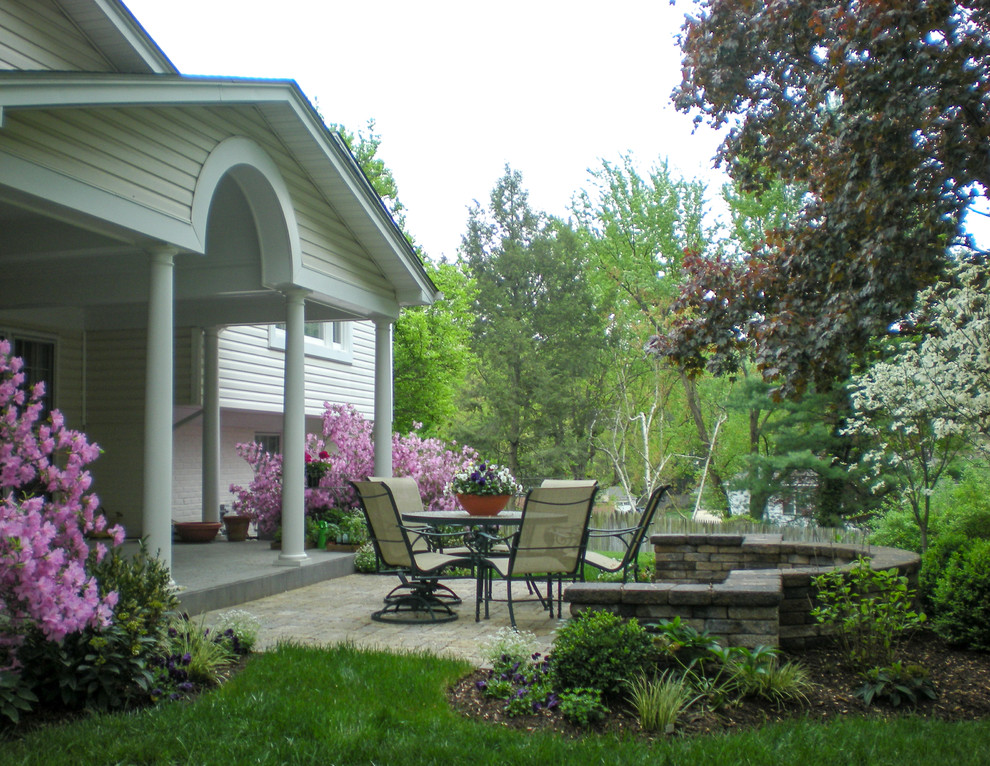 На фото: двор среднего размера на заднем дворе в классическом стиле с мощением тротуарной плиткой без защиты от солнца с
