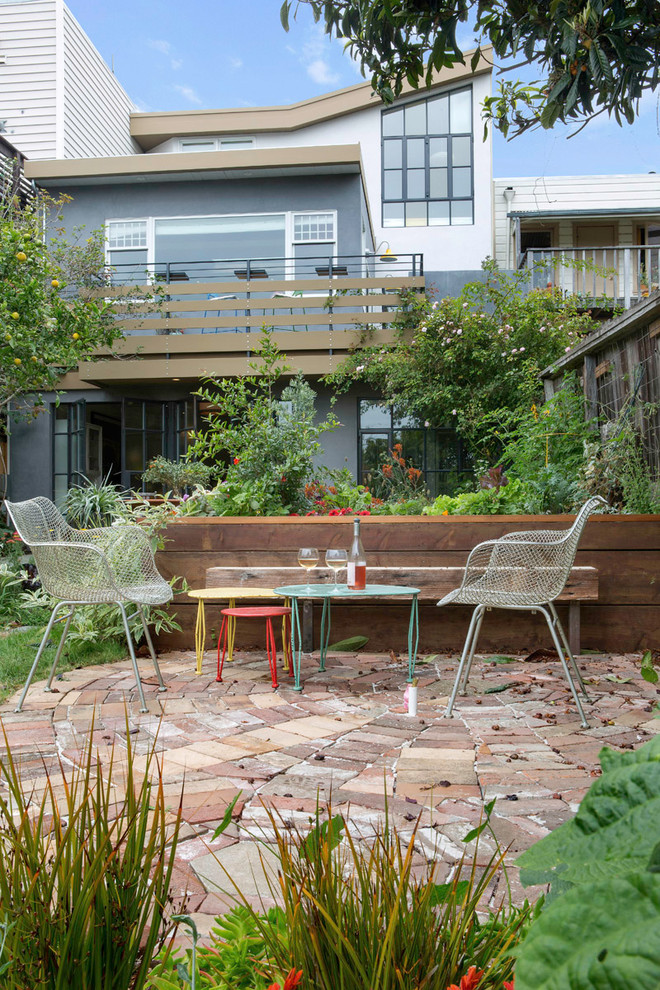 Свежая идея для дизайна: двор на заднем дворе в стиле фьюжн с мощением клинкерной брусчаткой без защиты от солнца - отличное фото интерьера