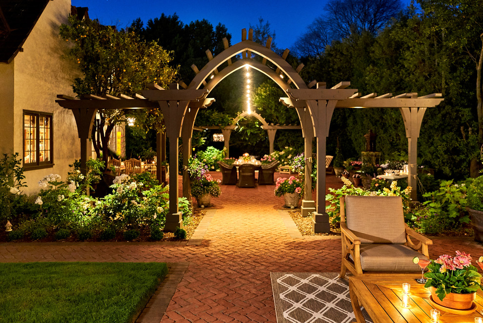 サンフランシスコにある巨大なトラディショナルスタイルのおしゃれな裏庭のテラス (ファイヤーピット、レンガ敷き、パーゴラ) の写真