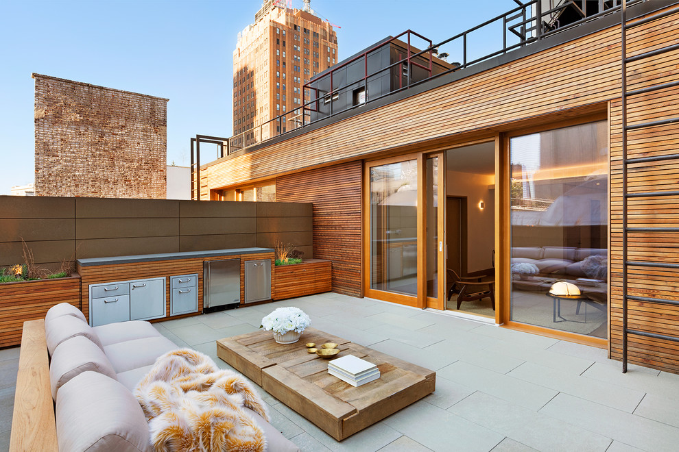 Großer, Unbedeckter Moderner Patio hinter dem Haus mit Outdoor-Küche und Betonboden in New York