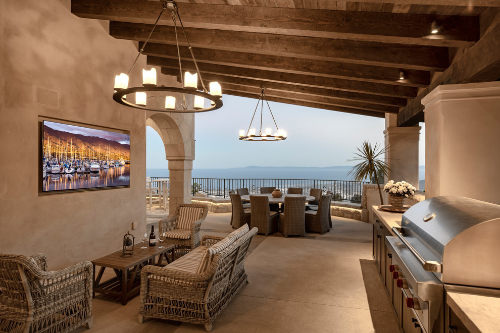 Imagen de patio mediterráneo grande en patio lateral y anexo de casas con cocina exterior y adoquines de piedra natural