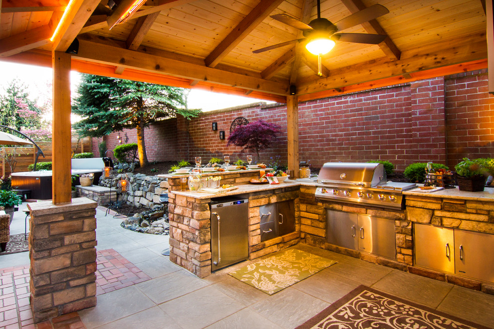 На фото: беседка во дворе частного дома среднего размера на заднем дворе в классическом стиле с летней кухней и мощением тротуарной плиткой