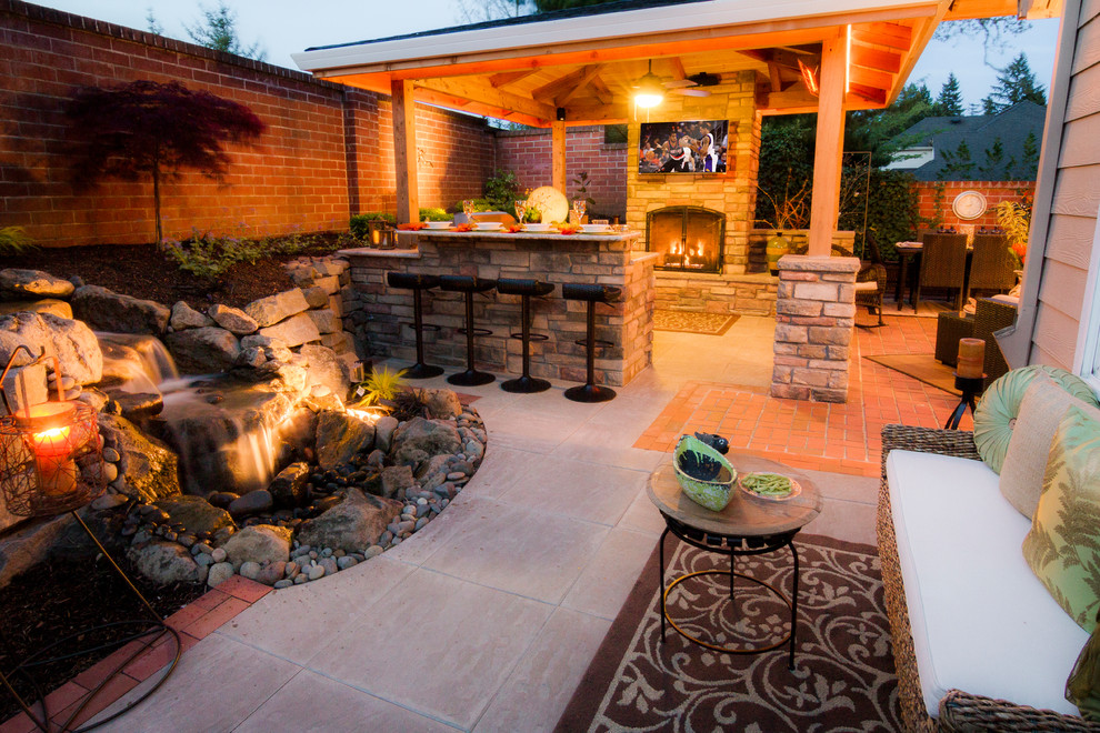 Foto de patio clásico de tamaño medio en patio trasero con cocina exterior, adoquines de hormigón y cenador