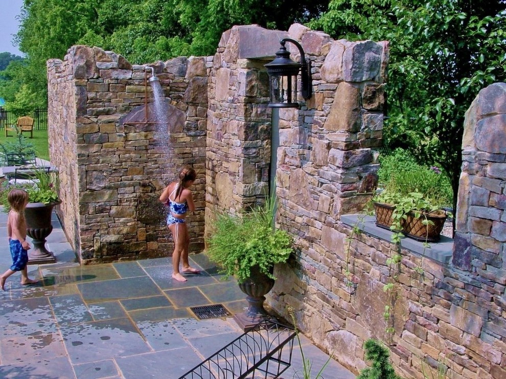 Esempio di un grande patio o portico rustico dietro casa con nessuna copertura e pavimentazioni in pietra naturale