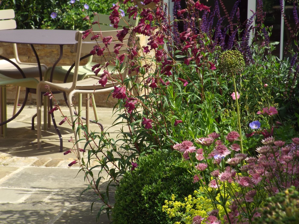 This is an example of a contemporary courtyard patio in London.