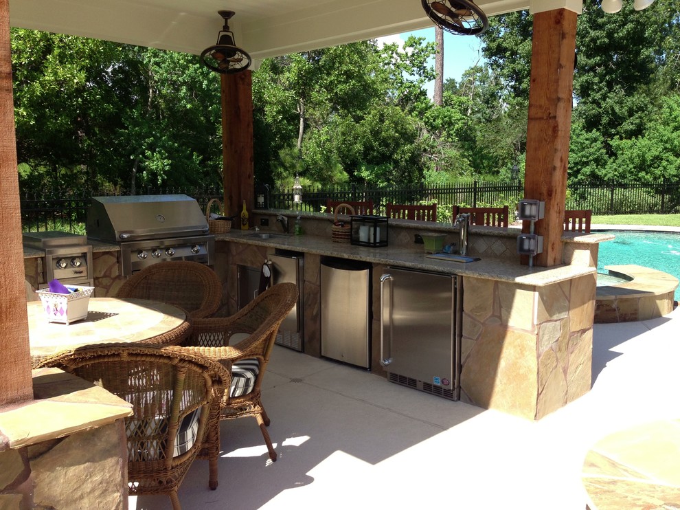 Cette photo montre une terrasse arrière chic de taille moyenne avec une cuisine d'été, une dalle de béton et un gazebo ou pavillon.