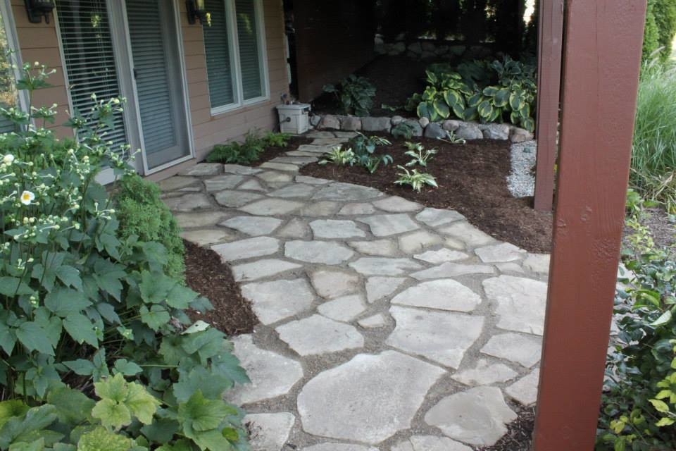 Пример оригинального дизайна: маленький двор на заднем дворе в классическом стиле с покрытием из каменной брусчатки и навесом для на участке и в саду