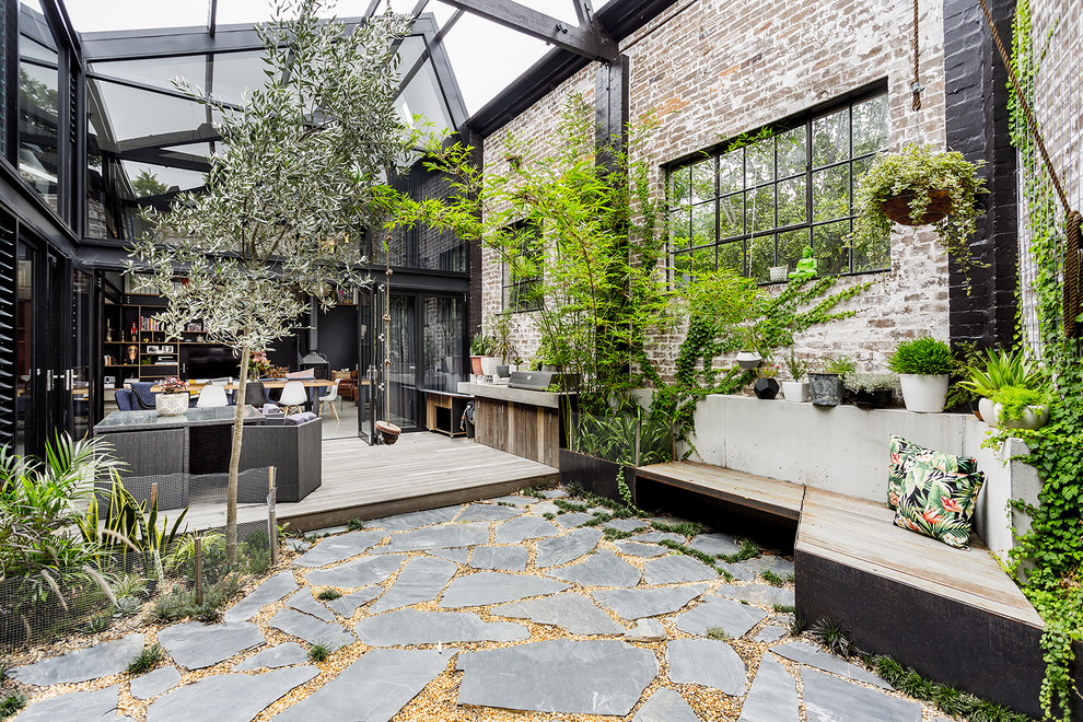 Großer Industrial Patio im Innenhof mit Outdoor-Küche und Dielen in Sydney