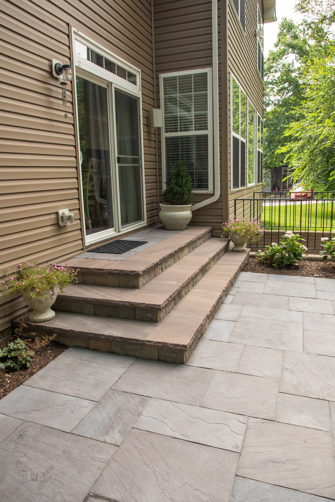 Foto di un patio o portico di medie dimensioni e dietro casa con pavimentazioni in cemento