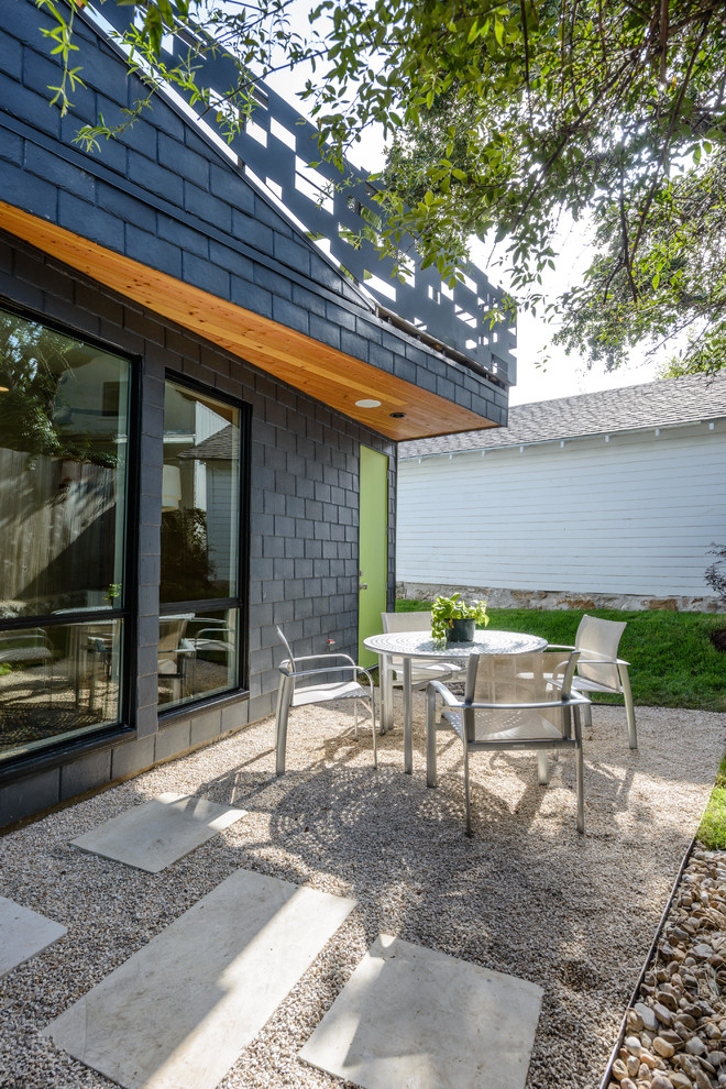 Foto di un patio o portico design di medie dimensioni e dietro casa con ghiaia e un tetto a sbalzo