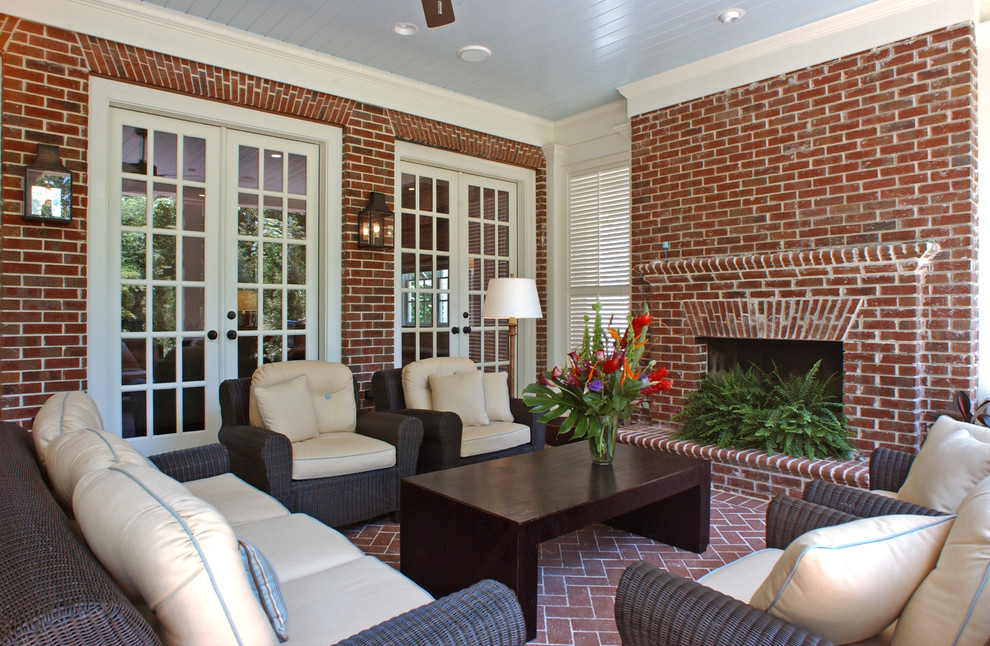 Стильный дизайн: большой двор на заднем дворе в классическом стиле с местом для костра, мощением клинкерной брусчаткой и навесом - последний тренд