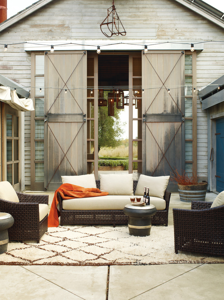 Стильный дизайн: двор на внутреннем дворе в стиле кантри без защиты от солнца - последний тренд