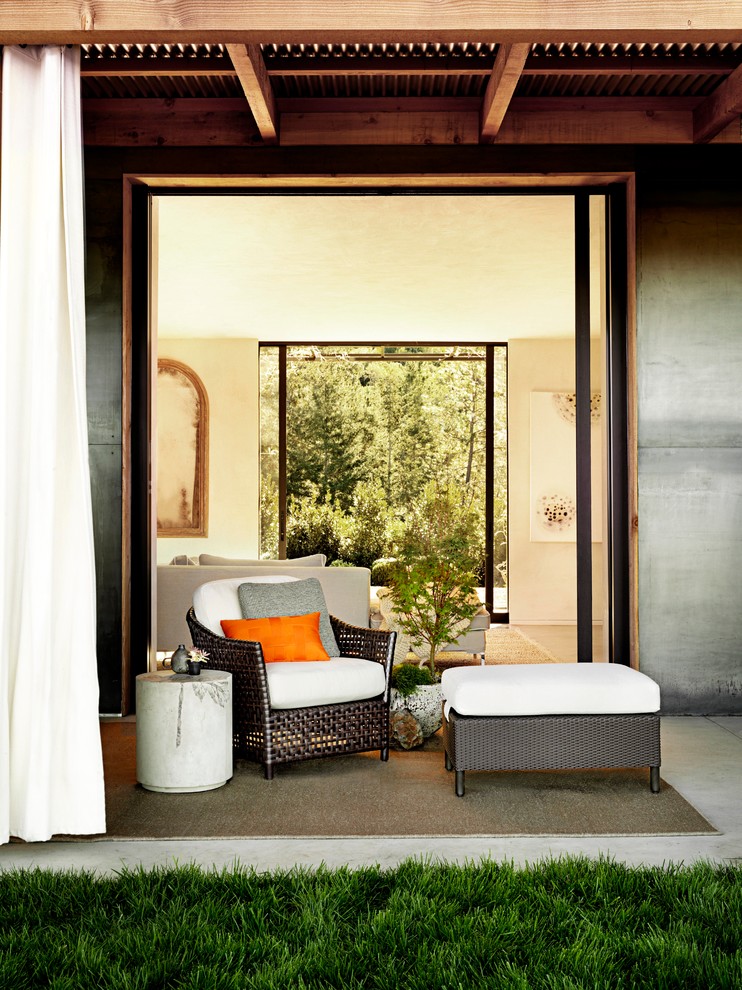 Idee per un patio o portico classico con un tetto a sbalzo