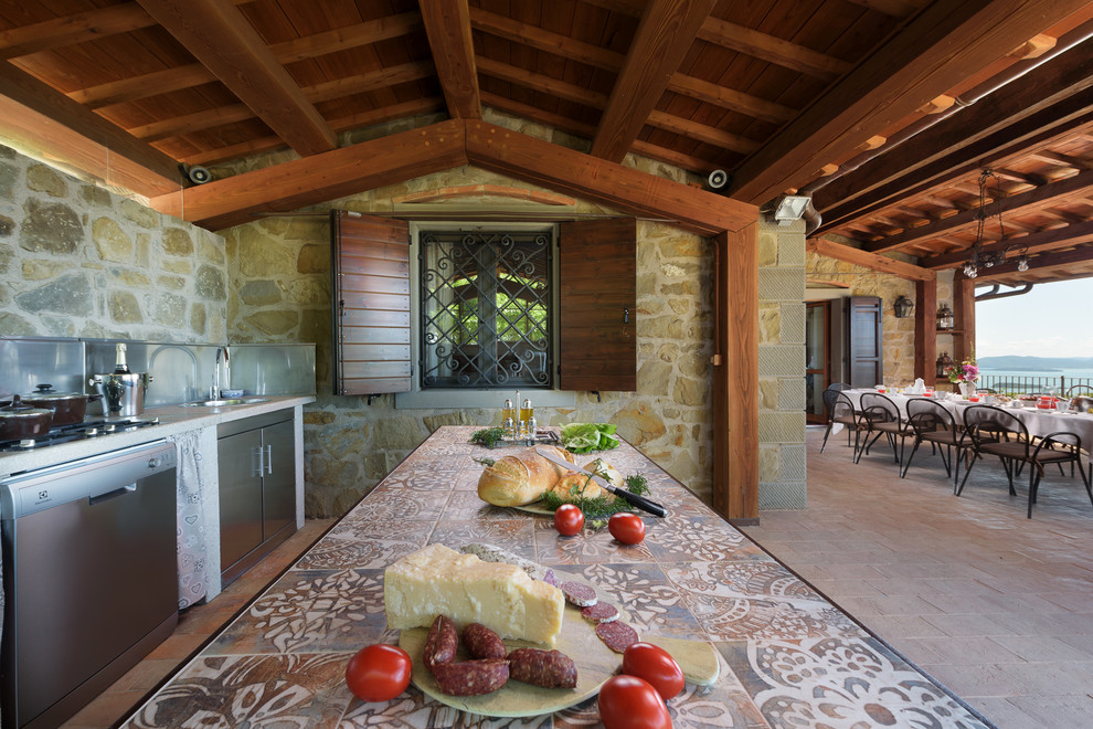 Exemple d'une terrasse méditerranéenne avec une cuisine d'été.