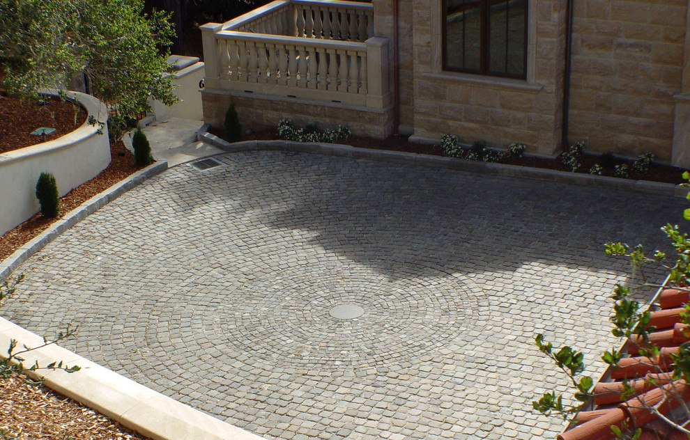 Idées déco pour une très grande terrasse avant classique avec des pavés en pierre naturelle.