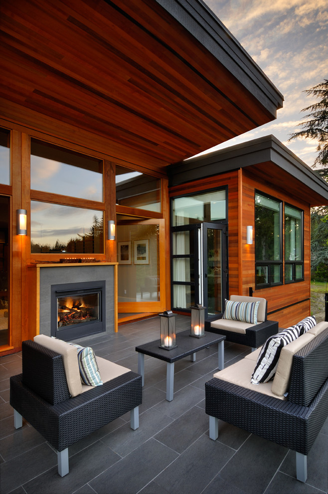 Moderner Patio mit Feuerstelle in Vancouver