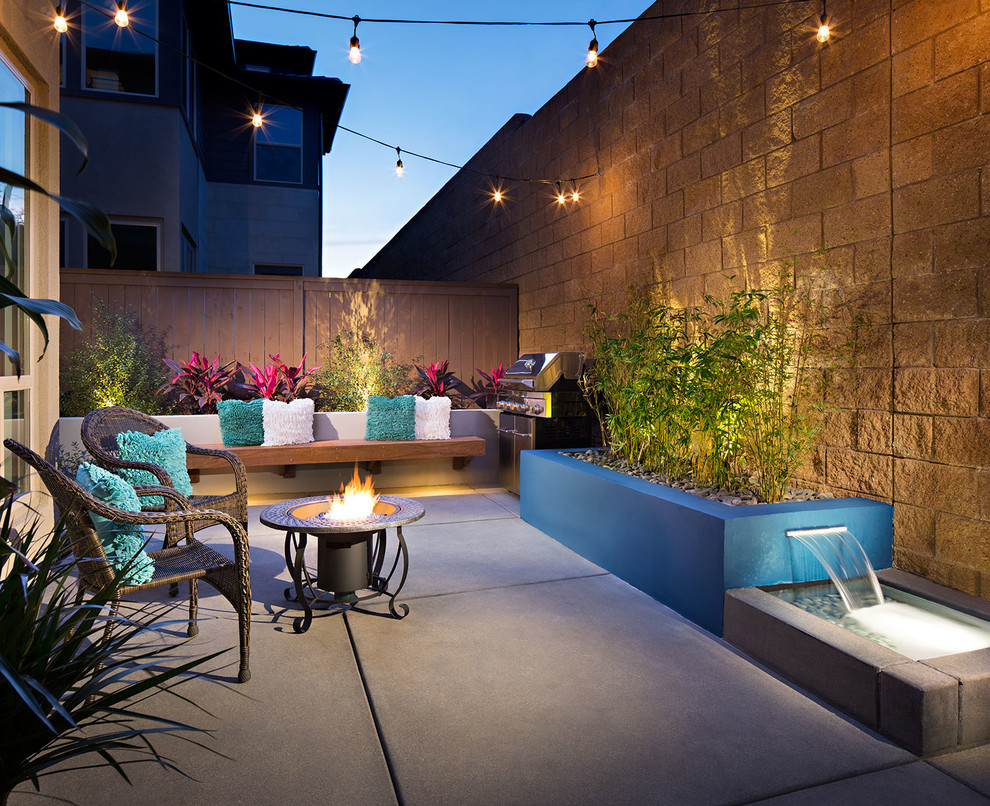 Свежая идея для дизайна: двор среднего размера на заднем дворе в современном стиле с покрытием из бетонных плит и зоной барбекю без защиты от солнца - отличное фото интерьера