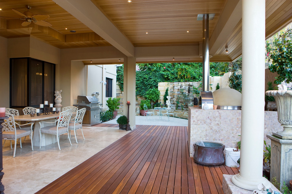Стильный дизайн: большой двор на заднем дворе в средиземноморском стиле с летней кухней и навесом - последний тренд