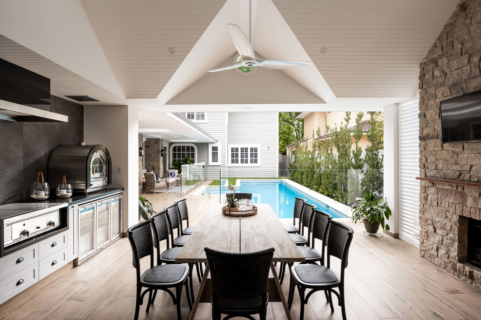 Идея дизайна: двор на заднем дворе в классическом стиле с летней кухней, настилом и навесом