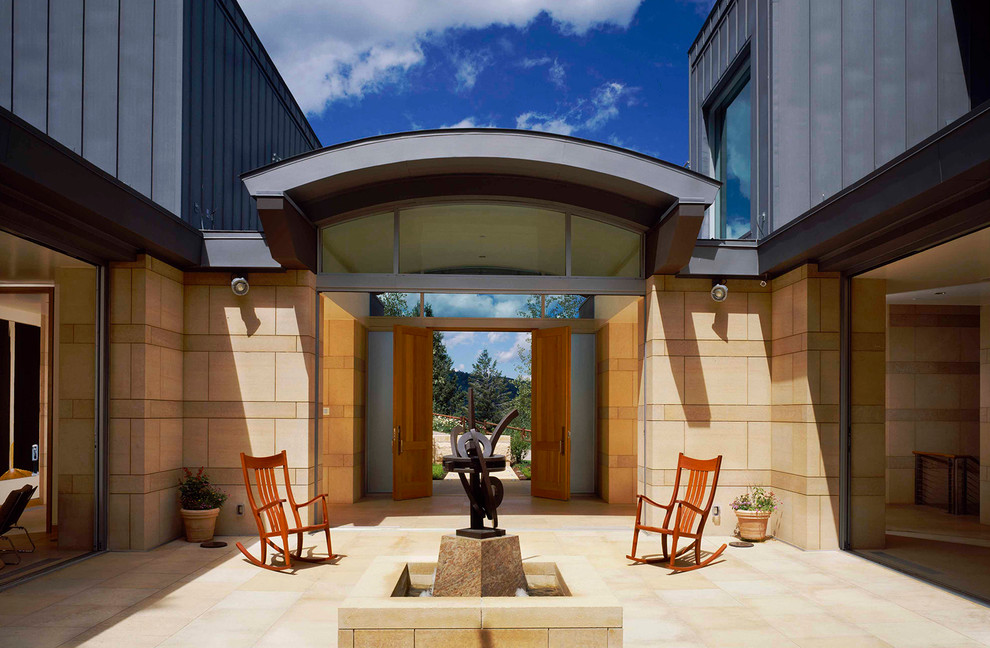 Свежая идея для дизайна: двор на внутреннем дворе в современном стиле - отличное фото интерьера