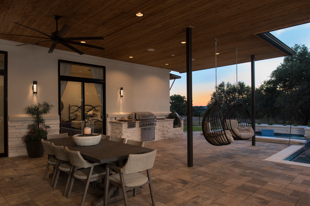 Свежая идея для дизайна: двор на заднем дворе в современном стиле с летней кухней и навесом - отличное фото интерьера