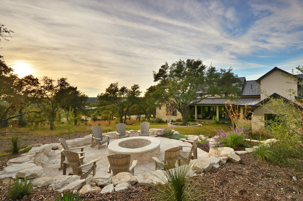 Diseño de patio de estilo de casa de campo sin cubierta con brasero y adoquines de piedra natural