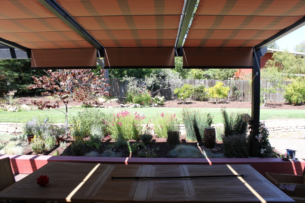 Idée de décoration pour une terrasse en bois arrière tradition de taille moyenne avec un gazebo ou pavillon.