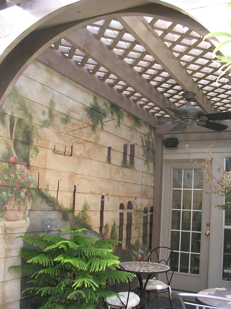 Foto de patio de estilo americano pequeño en patio con suelo de baldosas y pérgola