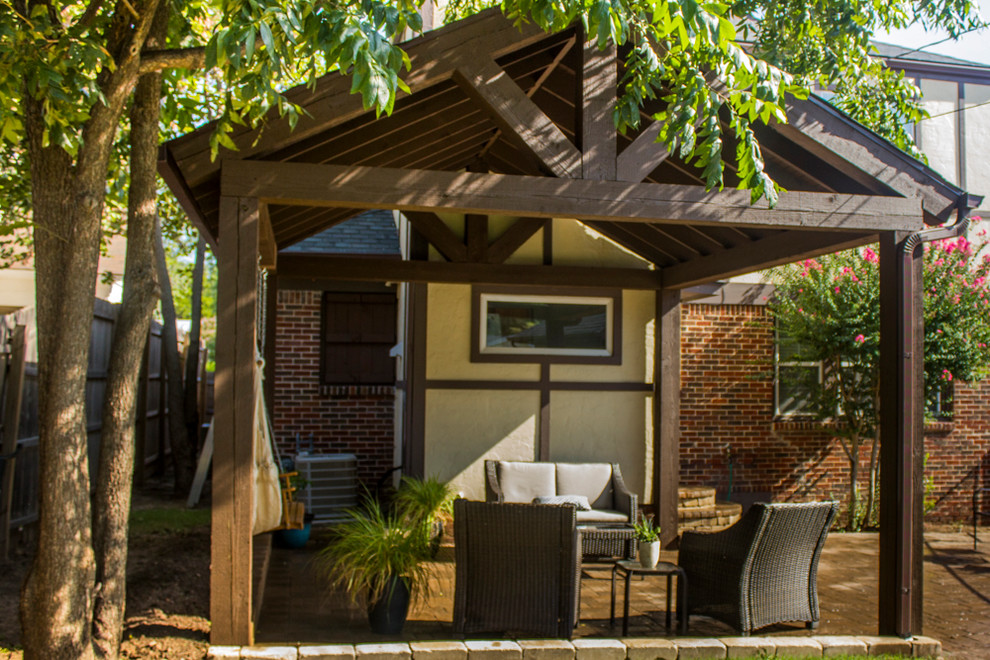 Esempio di un piccolo patio o portico stile americano dietro casa con pavimentazioni in mattoni e un gazebo o capanno