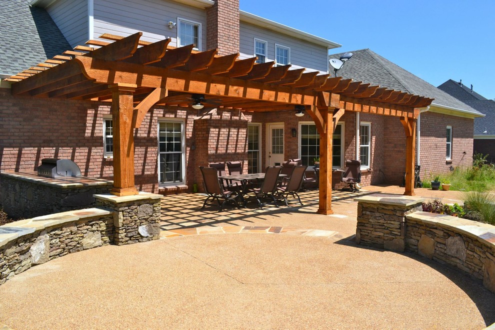 Idee per un patio o portico tradizionale di medie dimensioni e dietro casa con graniglia di granito e una pergola