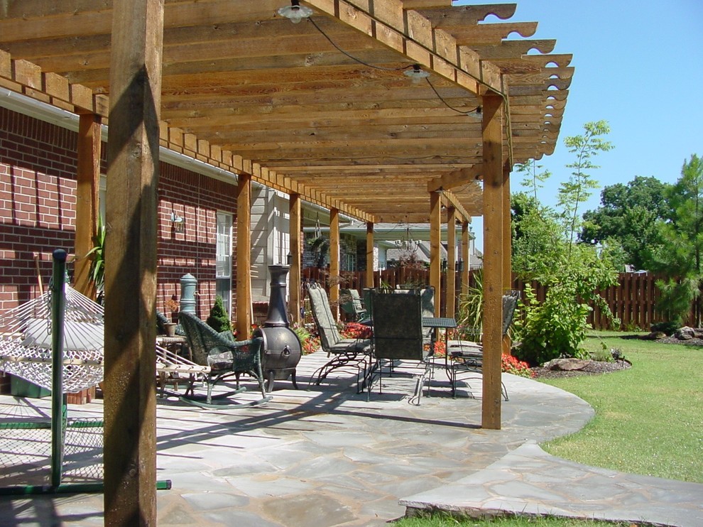 Mittelgroße Moderne Pergola hinter dem Haus mit Outdoor-Küche und Natursteinplatten in Sonstige
