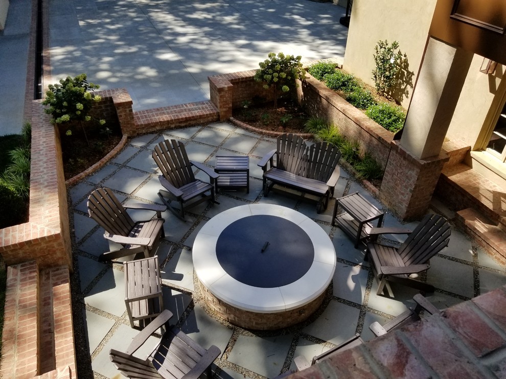 Стильный дизайн: большой двор на заднем дворе в стиле модернизм с местом для костра и мощением тротуарной плиткой без защиты от солнца - последний тренд