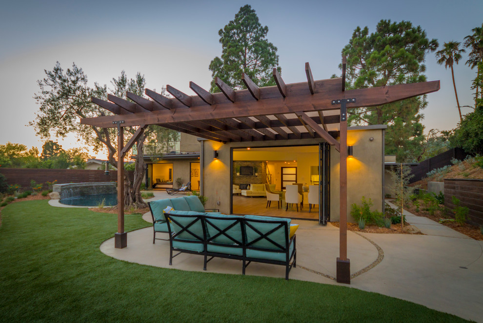 Geräumige Moderne Pergola hinter dem Haus mit Betonplatten in Los Angeles