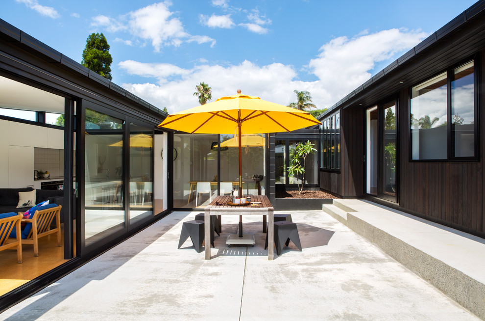 Источник вдохновения для домашнего уюта: двор на внутреннем дворе в стиле ретро с покрытием из бетонных плит без защиты от солнца