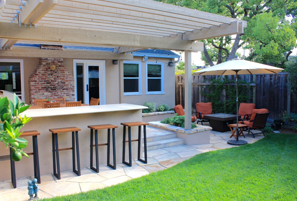 Idee per un grande patio o portico chic dietro casa con pavimentazioni in pietra naturale e una pergola