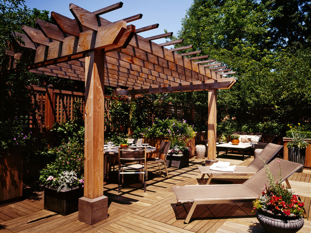 Diseño de patio tradicional renovado grande en patio trasero con entablado y cenador