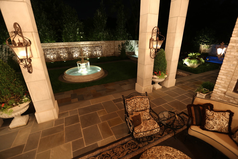 Свежая идея для дизайна: двор на заднем дворе в классическом стиле с фонтаном без защиты от солнца - отличное фото интерьера