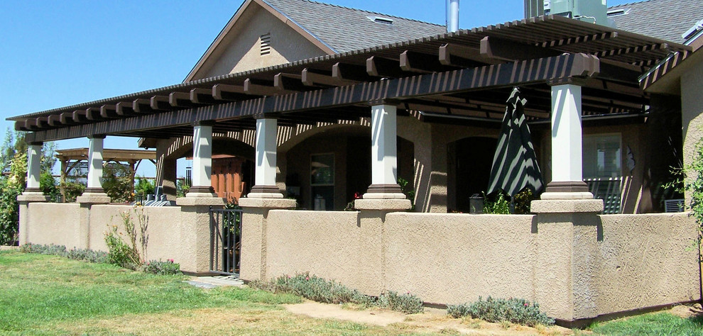 Пример оригинального дизайна: пергола во дворе частного дома среднего размера на заднем дворе в средиземноморском стиле с покрытием из бетонных плит