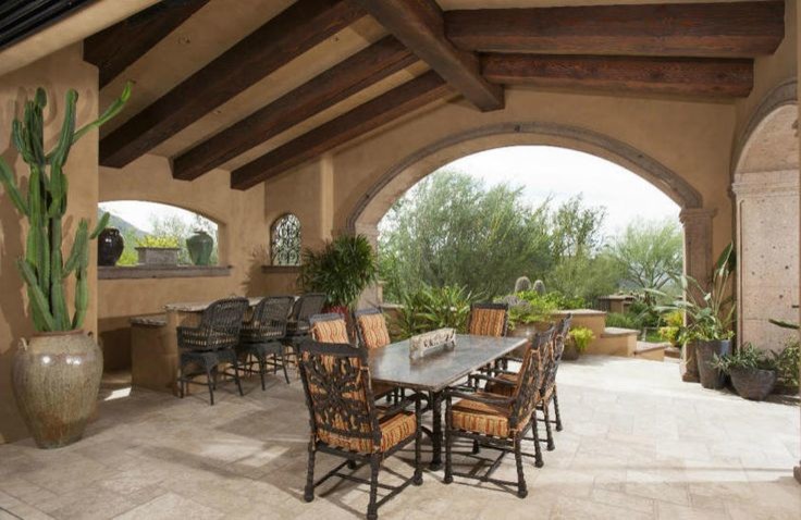 Foto di un ampio patio o portico classico dietro casa con pavimentazioni in pietra naturale e un tetto a sbalzo