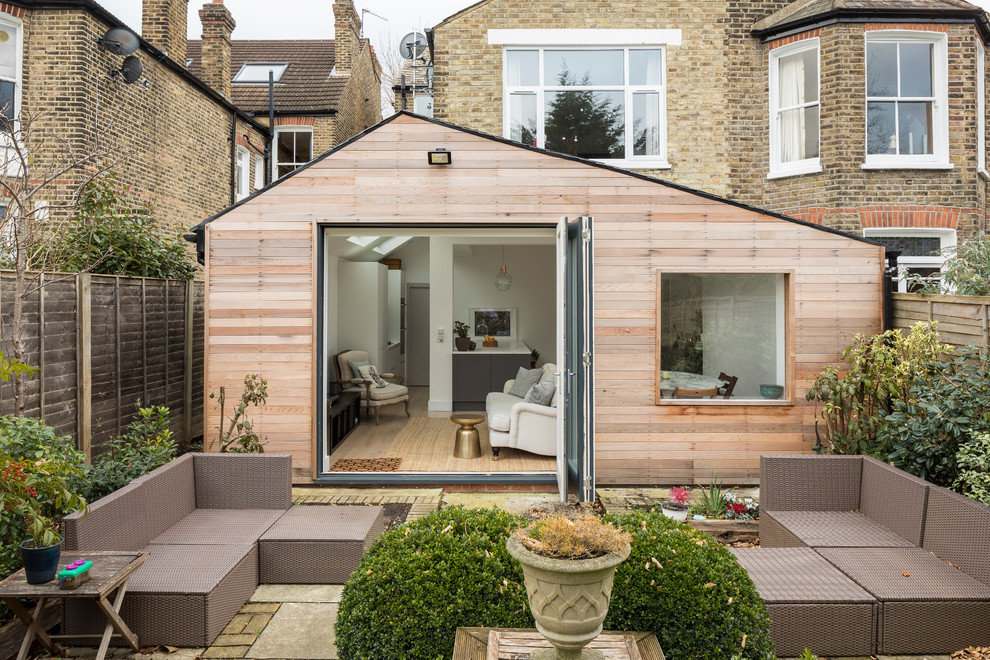 Unbedeckter Moderner Patio hinter dem Haus mit Natursteinplatten in London