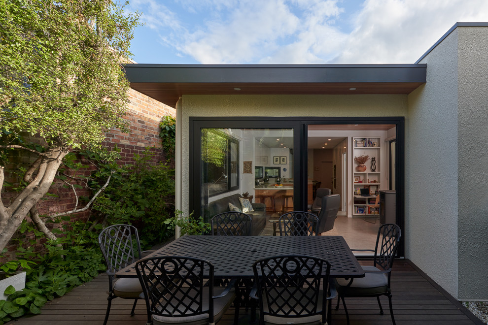На фото: двор среднего размера на заднем дворе в стиле неоклассика (современная классика) с настилом без защиты от солнца