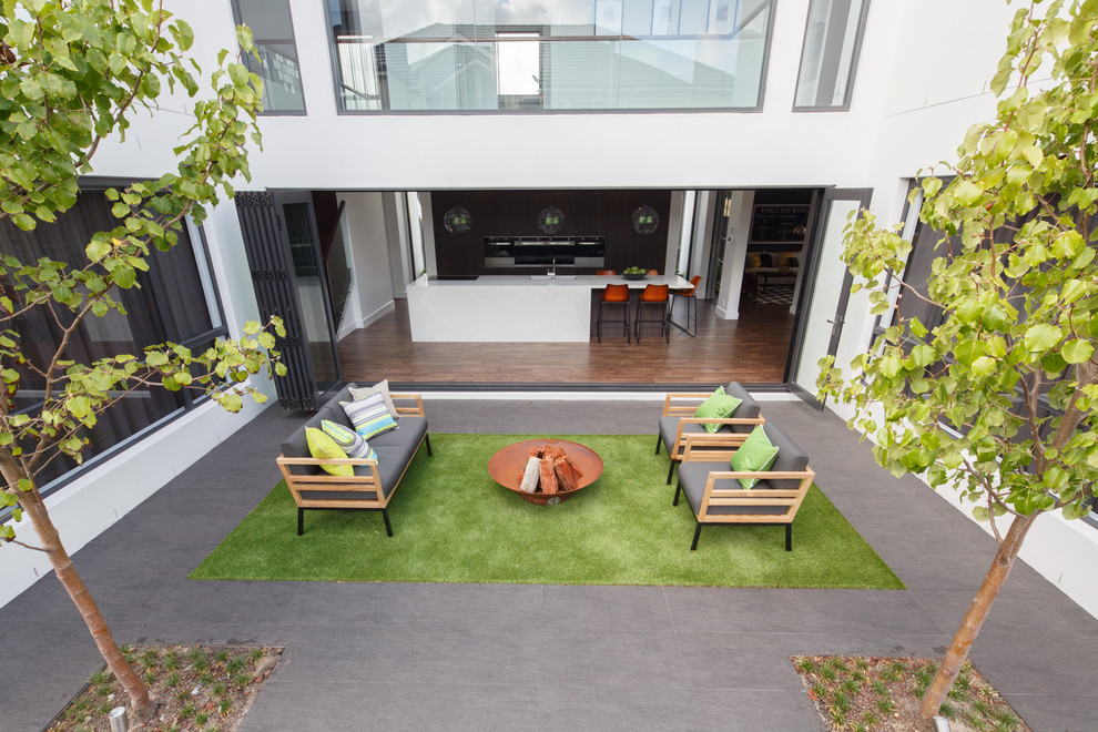 Photo of a contemporary patio in Sydney.