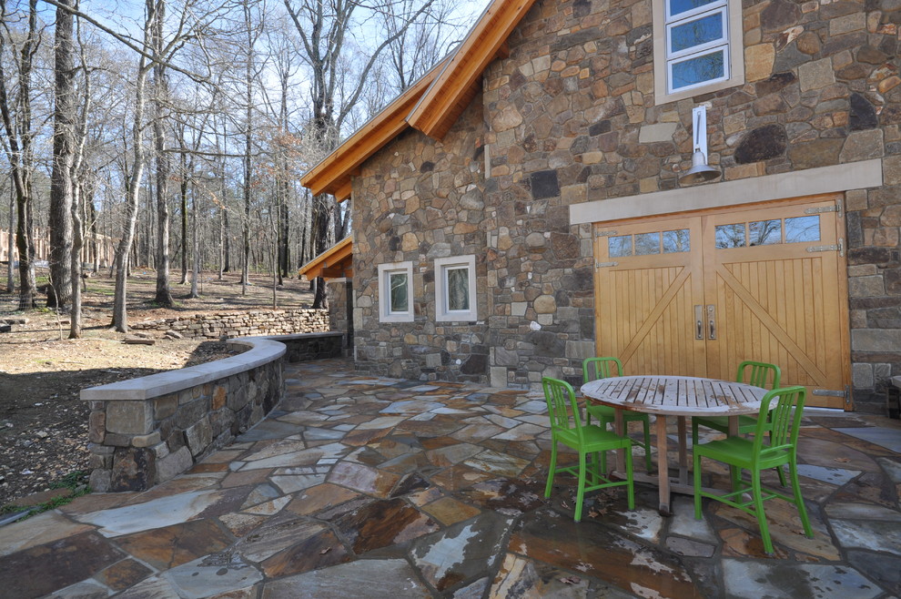 Diseño de patio rústico sin cubierta con adoquines de piedra natural