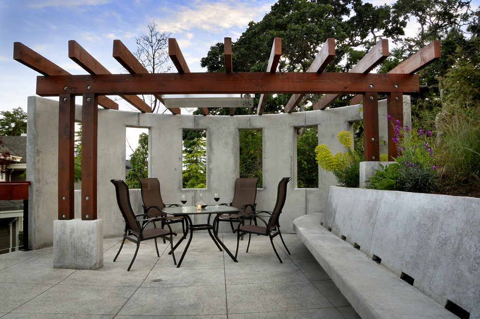 Diseño de patio contemporáneo con pérgola